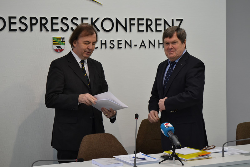Übergabe des XII. Tätigkeitsberichts des Landesbeauftragten für den Datenschutz, Herrn Dr. von Bose, an den Präsidenten des Landtags, Herrn Dieter Steinecke, auf der Landespressekonferenz am 23. Februar 2016