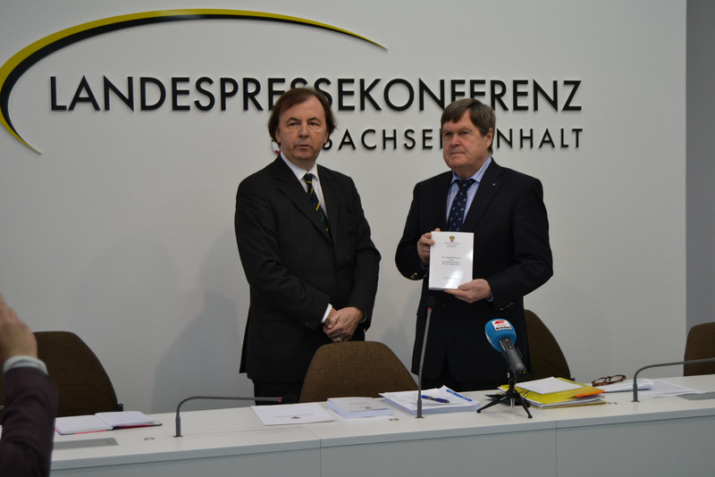 Übergabe des XII. Tätigkeitsberichts des Landesbeauftragten für den Datenschutz, Herrn Dr. von Bose, an den Präsidenten des Landtags, Herrn Dieter Steinecke, auf der Landespressekonferenz am 23. Februar 2016.