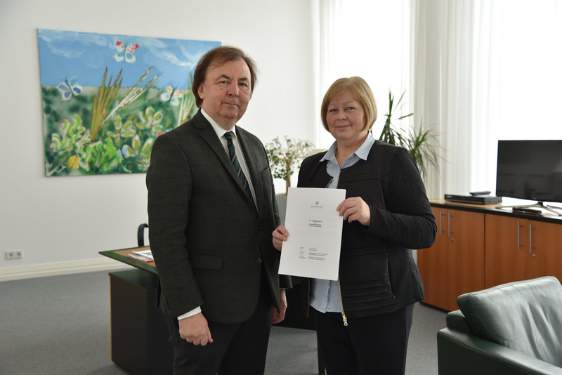 Übergabe des Tätigkeitsberichts an die Landtagspräsidentin Frau Brakebusch Übergabe des Tätigkeitsberichts an die Landtagspräsidentin Frau Brakebusch